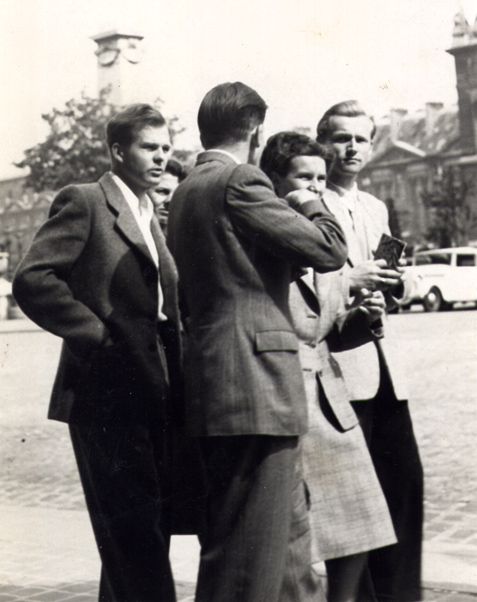 Rudolf Hradil mit den Ehepaaren und Studienfreunden Martinz und Petrasch-Stark in Paris, um 1951